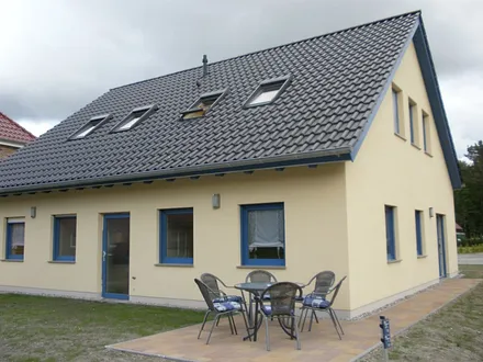 Terrasse mit Gartenmöbeln