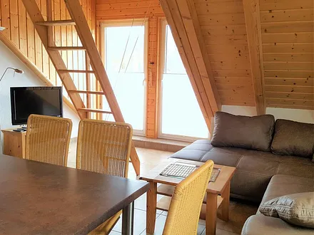 Wohnbereich mit Blick auf Balkon