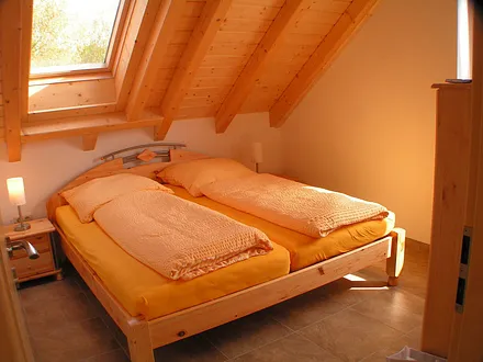 Schlafzimmer mit Doppelbett