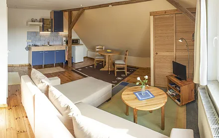 Wohnraum mit Küche und Esstisch