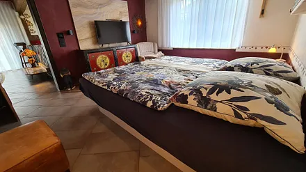 Erstes Schlafzimmer mit Wasserbett