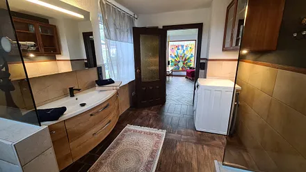 Bad mit Blick in den Flur