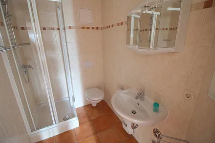 Bad mit Dusche und WC