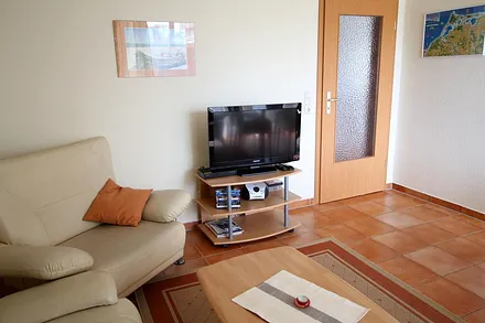 Ein LCD-TV und div. Bücher finden Sie im Wohnzimmer