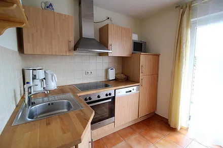 Die große Küche ist mit  allem was man  zum Kochen benötigt ausgestattet.