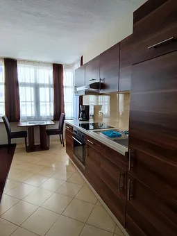 Küchenzeile mit Essbereich