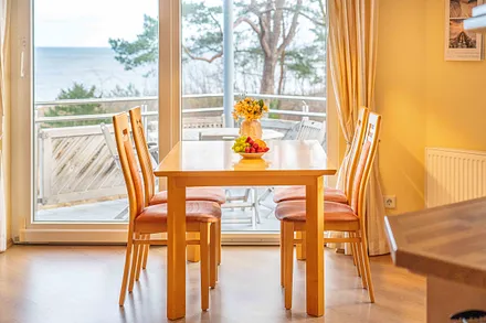 Essecke mit Blick auf die Ostsee