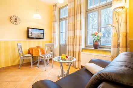 Wohnzimmer mit Zugang zur Loggia