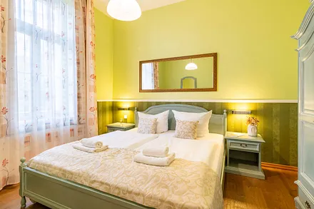 Schlafzimmer mit Doppelbett