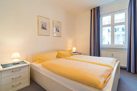 Schlafzimmer mit Doppelbett