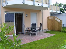 Südterrasse mit Gartenstück und Mobiliar