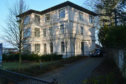 Ihre Wohnung liegt vorn rechts in der Villa mit Zugang zur Terrasse