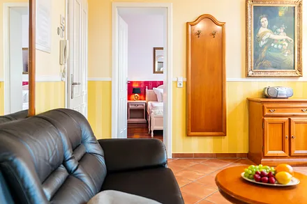 durch die Tür kommen Sie auf Ihre Terrasse in Südlage