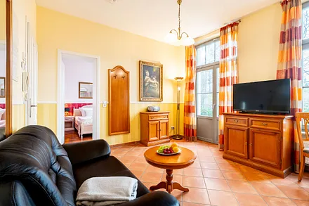 Wohnbereich, aus der Tür gelangen Sie auf die Terrasse