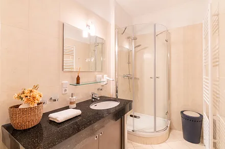 Bad mit Granitwaschtisch