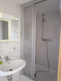 Dusche und Waschbecken