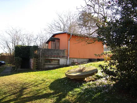 Aussenansicht im Frühling