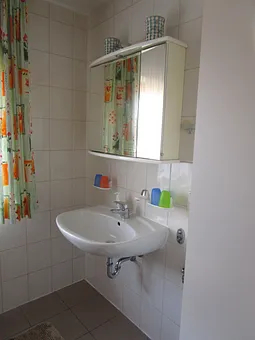 Bad mit Dusche und WC