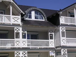 Balkon und Rundbogenfenster im Sonnenschein (Hafenseite=Südseite)