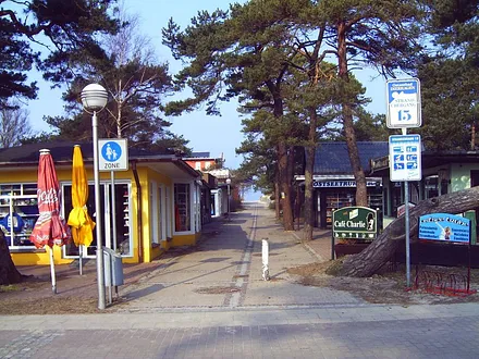Strandaufgang mit kl. Geschäften, sehr guten Restaurants mit gutem Preis-/Leistungsverhältnis, Cafes, Eisdiele, Fischimbiss, DLRG-Wachstation
