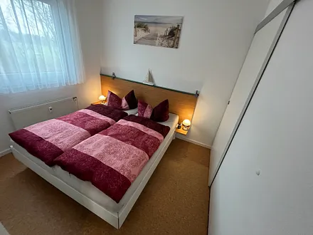 Kl. Schlafzimmer mit Doppelbett und Schrank