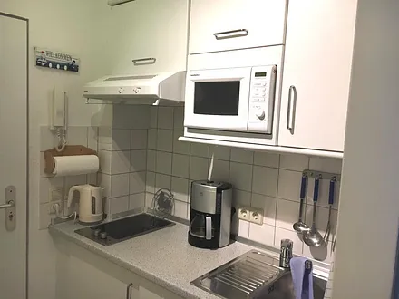 Vollausgestattete "Pantry"-Küche mit Geschirr, Gläsern, Töpfen u. Pfannen, Besteck, elektr.Wasserkocher, Toaster, Kaffeemaschine, Teegeschirr, Spülmittel, Geschirrhandtücher,Haushaltsrolle inklusive