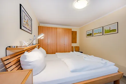 Schlafzimmer mit Flachbild-TV -2-