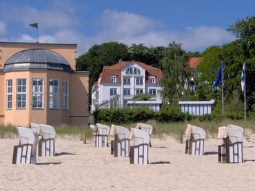 Blick vom Strand auf die Villa Regina Maris