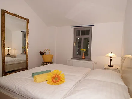 Schlafzimmer mit Doppelbett