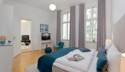 Schlafzimmer mit Doppelbett