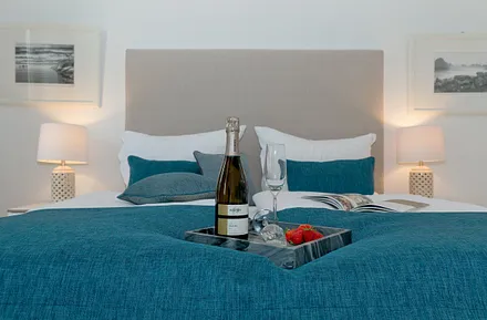 Schlafzimmer mit Doppelbett