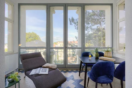 Wintergarten mit Esstisch