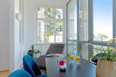 Wintergarten mit Esstisch