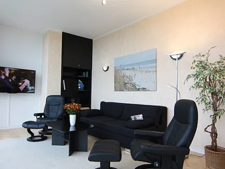 helles Wohnzimmer mit Schlafcouch 