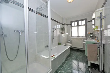 Bad mit Badewanne & Dusche