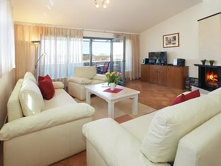 großzügiger Wohnbereich mit Kamin 