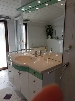 Anderer Blickwinkel,hinterdem Waschtisch befindet sich die Dusche