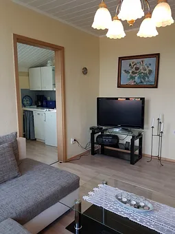 Fernsehbereich und Eingang zur Küche