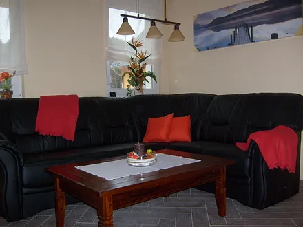 komfortable Ledercouch im Wohnbereich