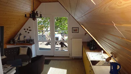 Sitzecke und Küchenzeile (Kühlschrank, Geschirrspüler, Ceranfeld ...)