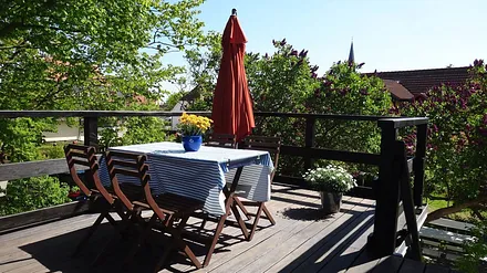 Terrasse mit Blick auf die Wustrower Kirche