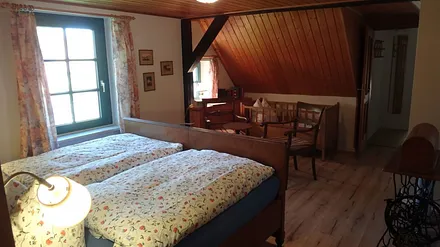 Schlafzimmer mit Doppel- und Kinderbett