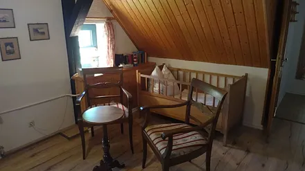 Sitzgruppe mit Kinderbett