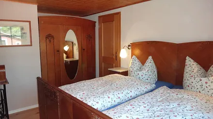 Doppelbett im Schlafzimmer