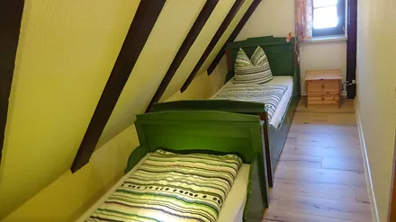 Kinderzimmer mit zwei Einzelbetten