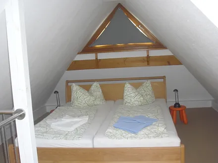 Doppelbett im Elternschlafzimmer