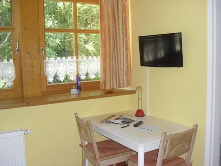 Kleine Essecke mit TV