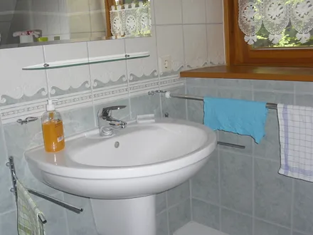 Großzügig gestaltetes Bad