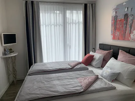 Schlafzimmer 2 mit Zugang zur Ankleide, dem Gäste-WC