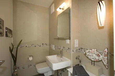 zusätzlich ein Gäste-WC in den Farben des Strandes